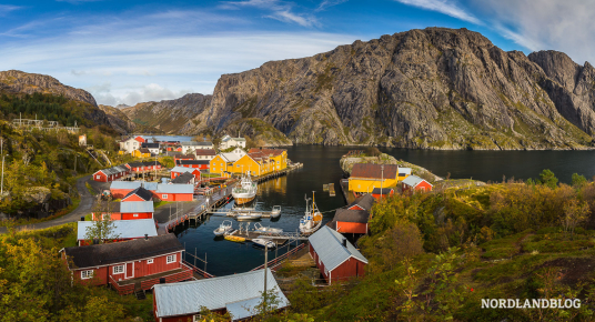 Panoramaaufnahme aus drei Einzelbildern vom Fischerdorf Nusfjord (Lofoten)