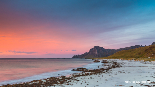 Der Strand von Bleik mit Blick auf den Røyken