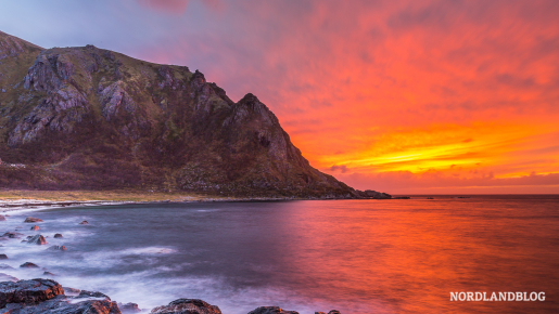Der Himmel brennt am Abend auf der Vesterålen-Insel Andøya