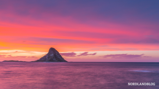 Der markante und bekannte Vogelfelsen Bleikøya im Meer vor der Insel Andøya (Vesterålen)