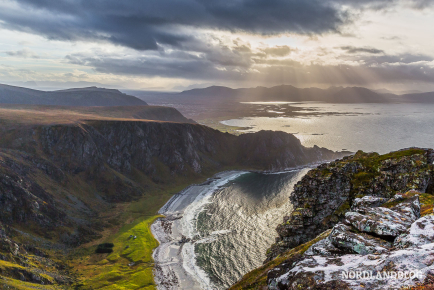Blick vom Måtind (Vesterålen) auf die Bucht Høyvika