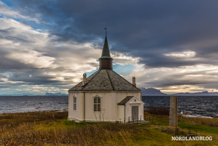 Dverberg Kirke - die kleine Kirche am Meer an der Ostseite der Vesterålen Insel Andøya