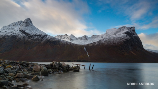 Blick über den Bergsbotn (Insel Senja) auf die Gipfel vom Motind und den Finnkona