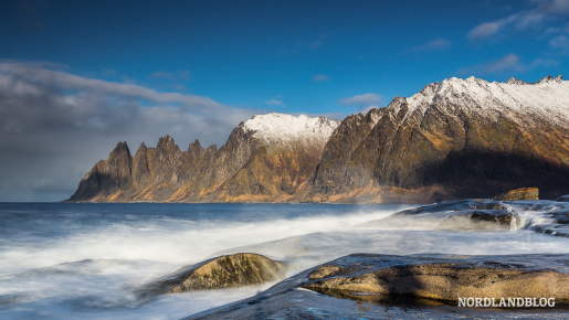 Die bekannte Bergformation "Gebiss des Teufels" (Oksneset) auf der Insel Senja