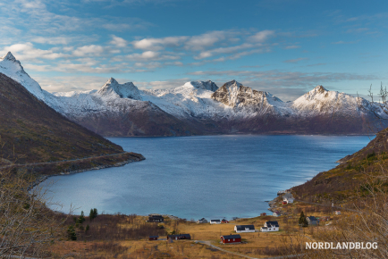 Blick auf das kleine Dorf Mefjordbotn (Insel Senja)