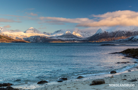 Blick auf das Bergmassiv des Vasstinden - von der Insel Sommarøy aufgenommen