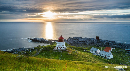 Der Leuchtturm auf der Vogelinsel Runde an der norwegischen Küste 