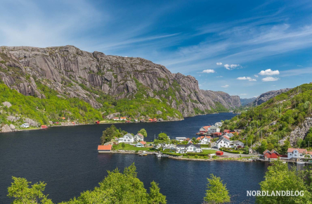 Blick auf das Fischerdorf Åna-Sira von einem Aussichtspunkt auf der Wanderung