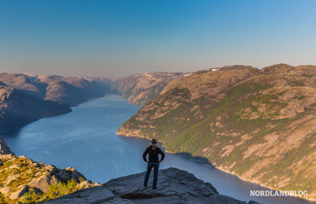 Blick vom Preikestolen am Abend über den Lysefjord