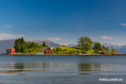 Postkartenidylle am Hardangerfjord - Blick zur Insel Omaholmen