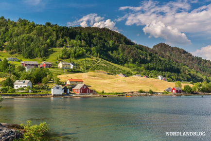 Norwegische Nationalromantik am Ufer ds Hardangerfjord