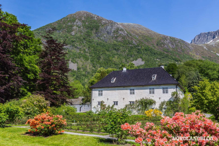 Herrlich gelegenes Schloss Baronie Rosendal mit beeindruckendem Rosengarten
