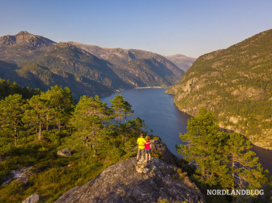Blick vom "Kleinen Preikestolen", dem Felsen "Slottet" auf den Fjord im Modalen