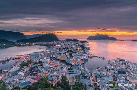 Blick am Abend vom Aksla auf die Stadt Ålesund