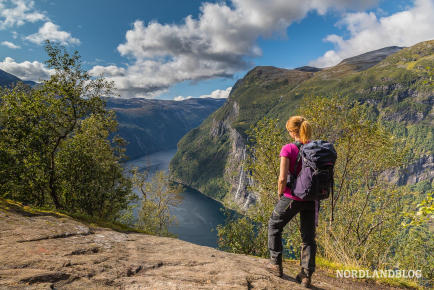Blick zum Wasserfall "Sieben Schwestern" am Geirangerfjord während unserer Wanderung zur Alm Homlongsetra (Wanderung ist in unserem Blog beschrieben)