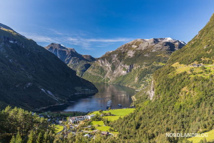 Blick auf den Geirangerfjord und das Dorf Geiranger vom Aussichtspunkt am Hotel Utsikten