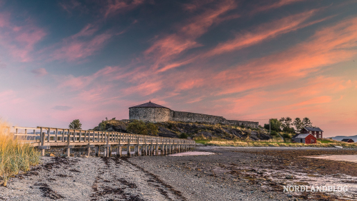 Die alte Festung Steinvikholmen im Trondheimsfjorden zum Sonnenaufgang