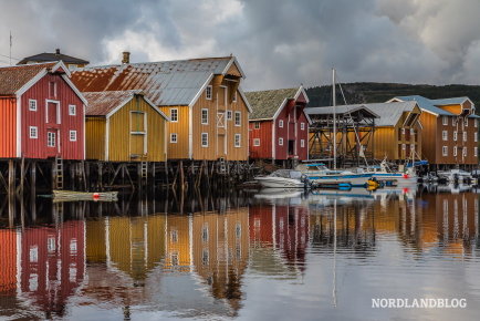 Die alten Lagerhäuser aus der Zeit des Heringsfangs in Råkvåg (Trøndelag)