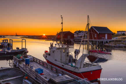 Sonnenuntergang im Fischerdorf Titran auf der Insel Frøya