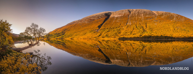 Herbststimmung und Spiegelung an einem See im Storlidalen (Trollheimen / Norwegen)