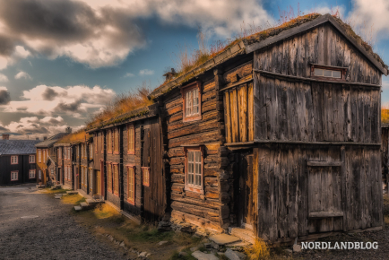 Die bekannte "Pippi Langstrumpf Gasse" mit den alten Häusern in Røros