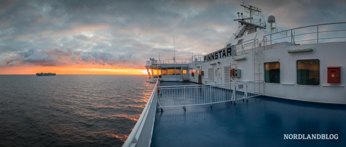 Die Finnstar fährt dem Sonnenuntergang entgegen (Finnlines: Helsinki - Travemünde)