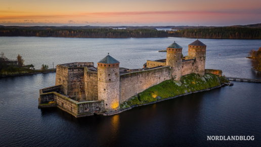 Die Festung Olavinlinna bei Savonlinna aus der Luft aufgenommen