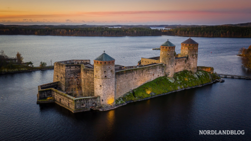 Die Festung Olavinlinna bei Savonlinna aus der Luft aufgenommen