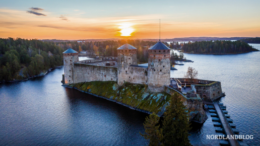 Sonnenaufgang über der Festung Olavinlinna bei Savonlinna (Finnland)