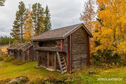 Die alten Gebäude des historischen Fischerhofes in Kalholvmarna (Finnland)