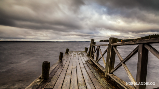 Stimmung an einem dramatischen Herbstmorgen am See Laitasaarensalmi