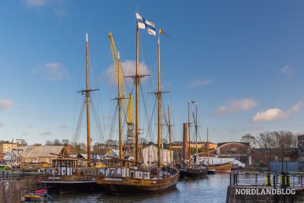 Historische Segelschiffe auf der alten Werft von Suomenlinna
