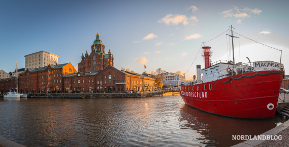 Stadtansicht von Helsinki mit Restaurantschiff und Kathedrale 