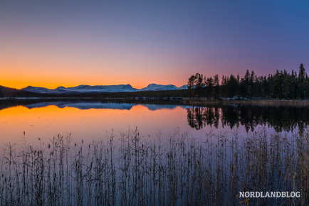 Herbstabend an einem der unzähligen Seen im Jämtland, hier neben der Straße  nach Ljungdalen