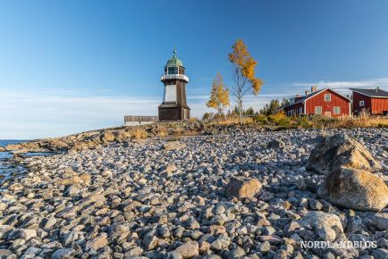 Der historische Leuchtturm Berguddens Fyr auf der Ostseeinsel Holmön