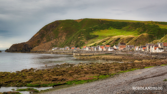 Blick von Gardenstown in Richtung Crovie - dem romantischen Dorf am Meer