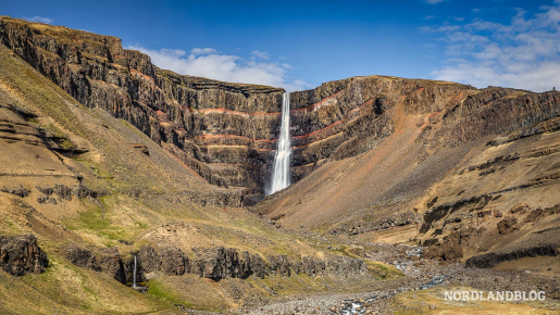 Der imposante Wasserfall Hengifoss im Nordosten von Island