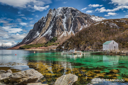 Kleine Bucht an der Helgelandskysten unweit der Küstenstraße Kystriksveien (FV 17)
