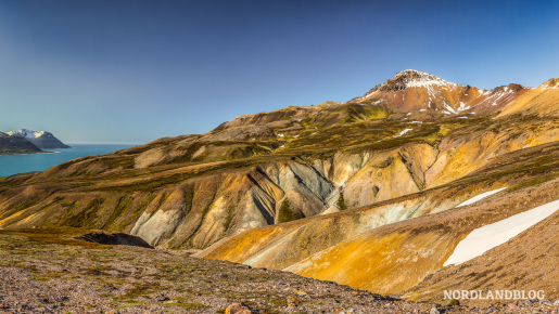 Unglaubliche Farben der Natur in der Bergwelt um Borgarfjörður