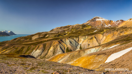 Unglaubliche Farben der Natur in der Bergwelt um Borgarfjörður