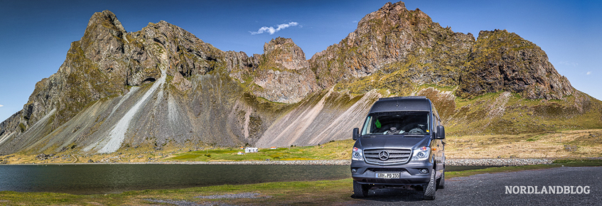 Unser Kastenwagen vor einem Bergmassiv unweit vom Leuchtturm Hvalnes Lighthouse