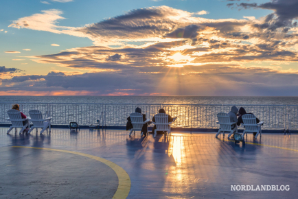 Relaxen auf dem Sonnendeck der MS Finnstar während der Überfahrt Travemünde - Helsinki