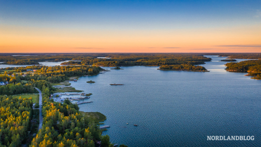 Drohnenaufnahme an der Schärenküste (Ostsee Finnland)