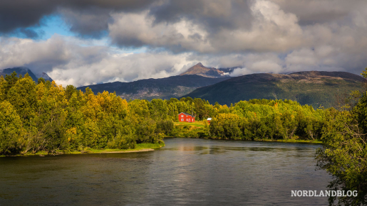 Bauernhof neben der Strasse 87 in Nordnorwegen