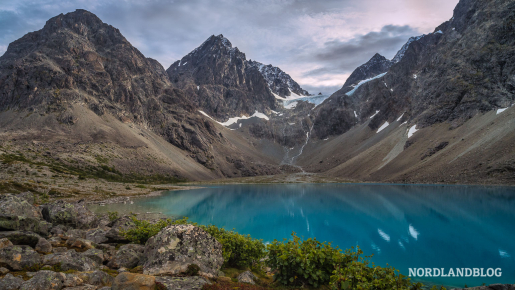 Blick über den See Blåisvatnet in den Lyngenalpen