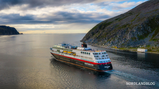 Die MS "Trollfjord" der Hurtigruten in der Finnmark
