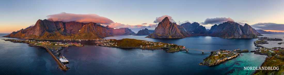 Herbstmorgen auf den Lofoten: Drohnenaufnahme vom Reinefjord mit dem Fischerdorf Reine