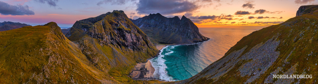 Panorama an einem Herbstabend von der Bucht Kvalvika auf den Lofoten