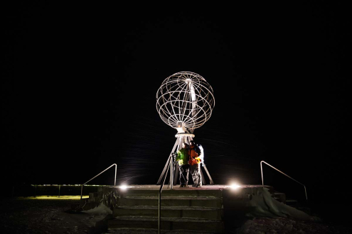 Meine Frau Eva und ich Anfang März 2019 im Wintersturm am Norkapp. Mein emotionalster Moment einer tollen Reise.