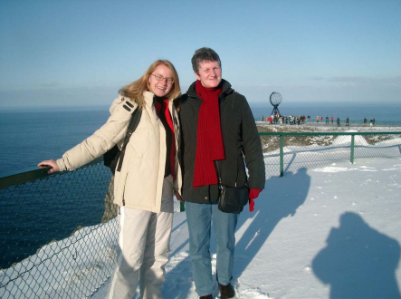 Meine Mutter Marianne (leider inzwischen verstorben) und ich am Nordkap 2008. Ich habe mir meine Mama geschnappt, die gerade an Krebs erkrankt war, und haben uns diesen Traum erfüllt.